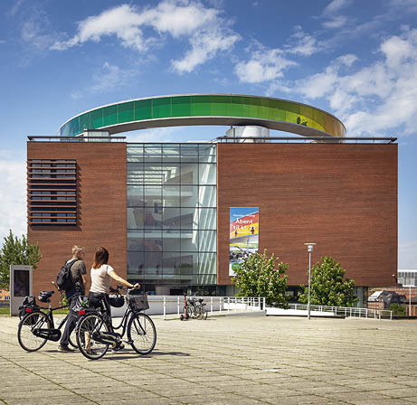 ARoS Aarhus Kunstmuseum er t af Nordeuropas st rste kunstmuseer og et af de bedst bes gte kunstmuseer i Skandinavien. Her kan du opleve Your rainbow panorama som giver et unikt syn over Aarhus.   https://www.visitaarhus.dk/aarhus/planlaeg/aros-aarhus-kunstmuseum-gdk1077501  ARoS is one of the largest art museums in Northern Europe. And each year, ARoS has about one million visitors, making it the most frequented art museum in Scandinavia.  https://www.visitaarhus.com/aarhus/plan-your-trip/aros-aarhus-art-museum-gdk1077501
