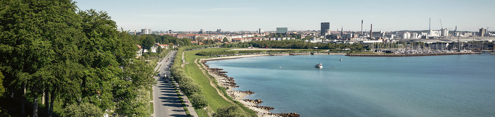 Tangkrogen og Strandvejen er et natursk nt omr de med b de vand, strand og skov, hvor du kan nyde synet af Aarhus havn i det fjerne. Omr det ligger t t p det hyggelige Frederiksbjerg-kvarter og er ideelt til en god g tur.  https://www.visitaarhus.dk/aarhus/planlaeg/tangkrogen-gdk784634  Tangkrogen and Strandvejen is a public park and area in Aarhus near the beach. The park is situated near the city centre by the coast and close to the Marselis Wood. The park is bounded by the beautiful Strandvejen and Marselis Havnevej.  https://www.visitaarhus.com/aarhus/plan-your-trip/tangkrogen-gdk784634